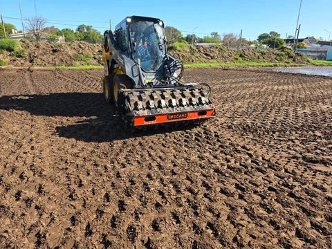 Retroexcavadora propia realizando excavaciones y zanjeos — Gondean Construcciones